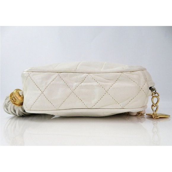 CHANEL White Crossbody Bag with Gold Chain - Picture 5 of 16